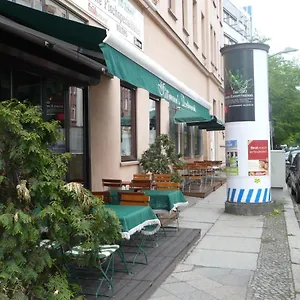 living-in-the-box.find-berlin-hotels.com/